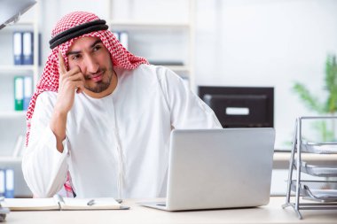 Ofiste çalışan Arap işadamı.