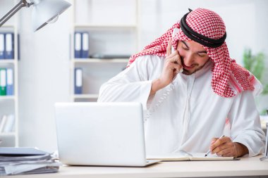 Ofiste çalışan Arap işadamı.