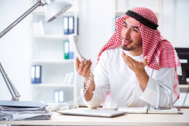 Ofiste çalışan Arap işadamı.