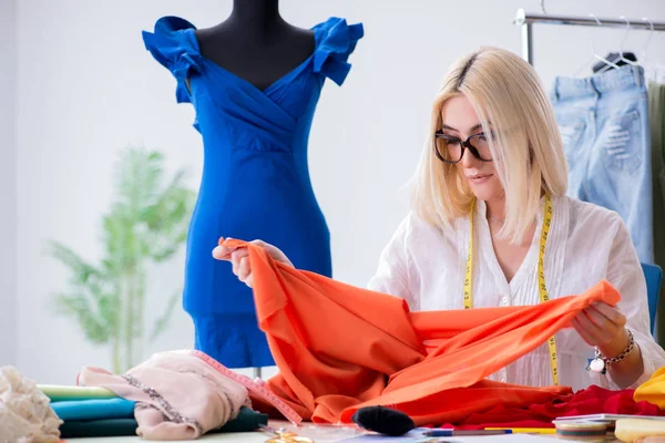 Mulher alfaiate trabalhando em novos desenhos vestido — Fotografia de Stock