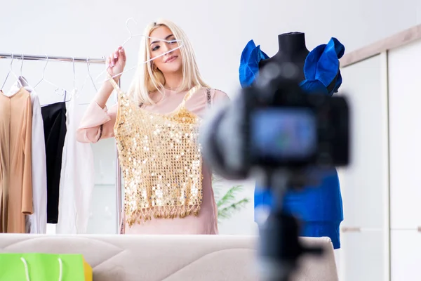 Blogger fashion merekam video baru untuk vlog-nya — Stok Foto