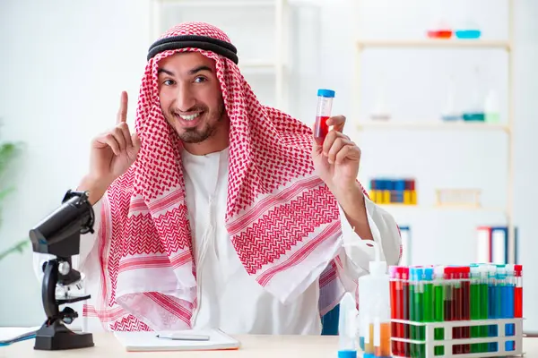 Arabische chemicus werkt in het lab — Stockfoto