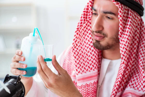 Arabischer Chemiker überprüft Trinkwasserqualität — Stockfoto