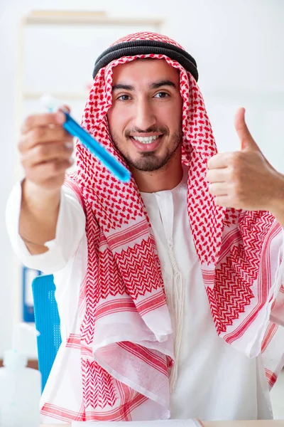 Arabische Chemikerin arbeitet im Laborbüro — Stockfoto