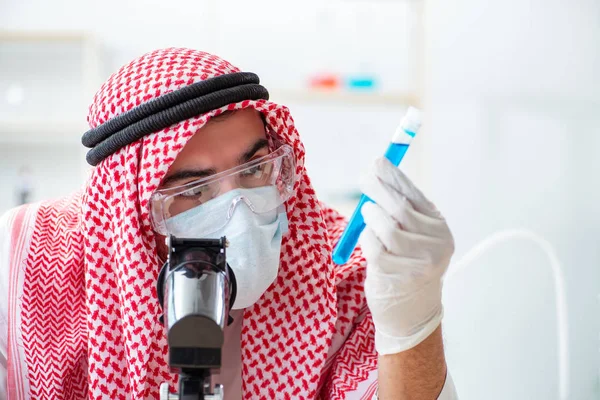 Arabský chemik pracující v laboratoři — Stock fotografie