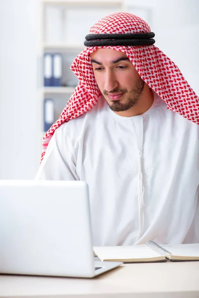 Arab businessman working in the office — Stock Photo, Image