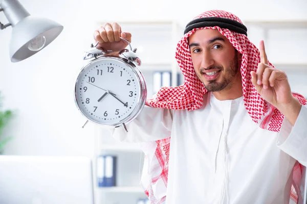 Arabský podnikatel pracující v kanceláři — Stock fotografie
