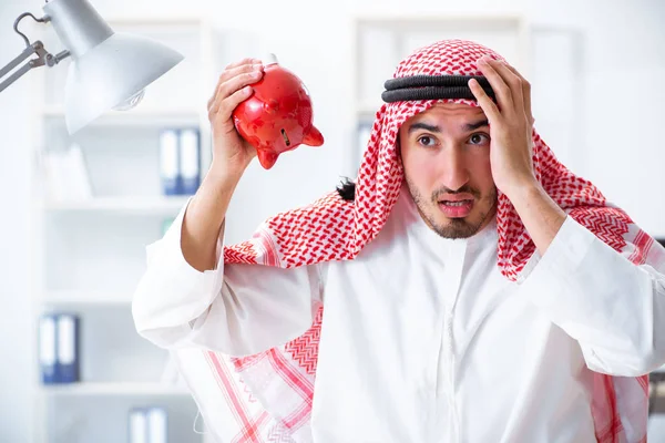 Arabische zakenman werkzaam in het kantoor — Stockfoto