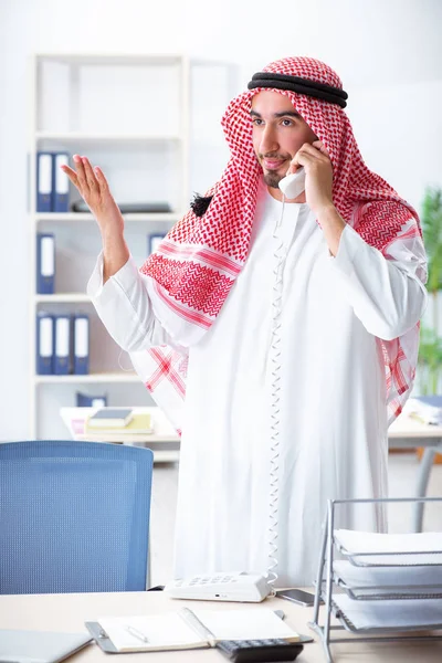 Uomo d'affari arabo che lavora in ufficio — Foto Stock