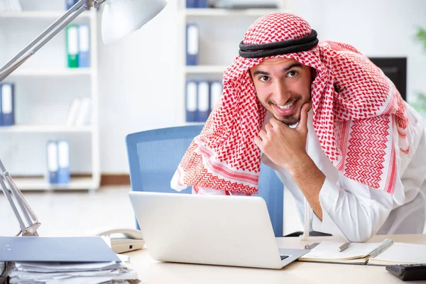 Homme d'affaires arabe travaillant dans le bureau — Photo