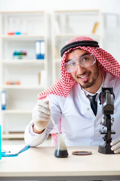 Cientista químico árabe testando a qualidade da gasolina de petróleo — Fotografia de Stock