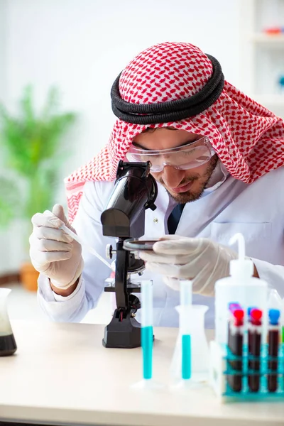 Arabische Chemikerin arbeitet im Laborbüro — Stockfoto