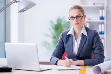 Ofisteki masasında çalışan iş kadını.