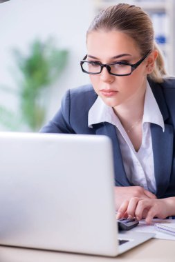 Ofisteki masasında çalışan iş kadını.