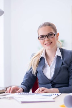 Ofisteki masasında çalışan iş kadını.