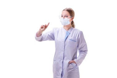 Genç kadın doktor beyaz arka planda izole edilmiş.