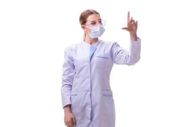 Genç kadın doktor beyaz arka planda izole edilmiş.