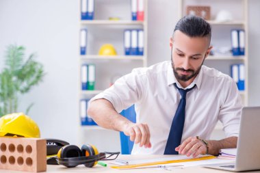 Stüdyosunda çalışan mimar yeni bir proje üzerinde çalışıyor.