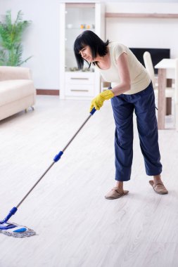 Yaşlı olgun kadın ev işlerinden sonra yoruldu.