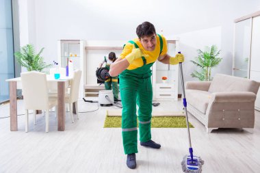 Evde çalışan profesyonel müteahhitleri temizliyorum.