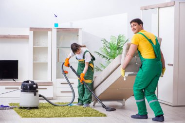 Evde çalışan profesyonel müteahhitleri temizliyorum.