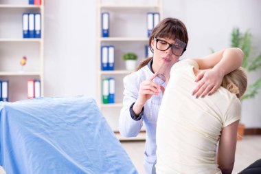 Doktor goniyometre ile eklem esnekliğini kontrol ediyor