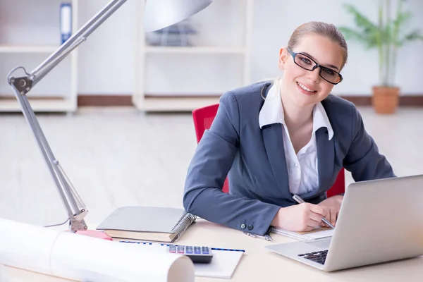 Geschäftsfrau arbeitet an ihrem Schreibtisch im Büro — Stockfoto