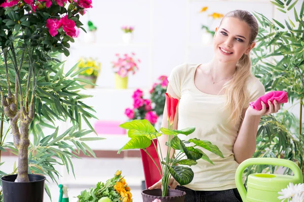 Ung kvinna vattna växter i sin trädgård — Stockfoto