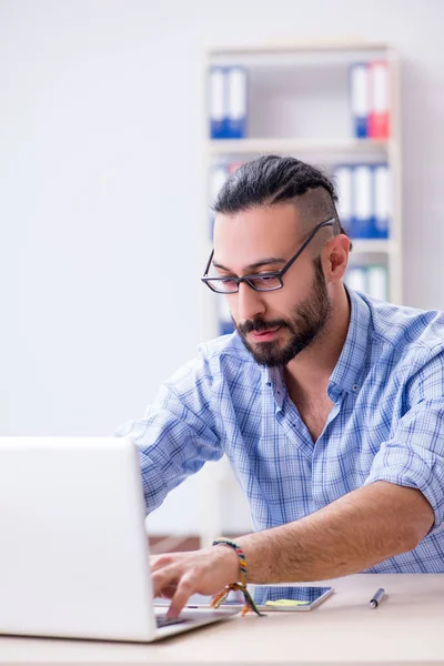 Joven diseñador trabajando en su estudio en un nuevo proyecto — Foto de Stock