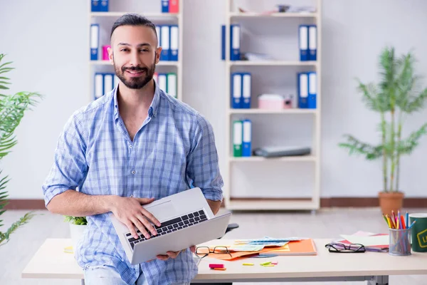 Joven diseñador trabajando en su estudio en un nuevo proyecto — Foto de Stock