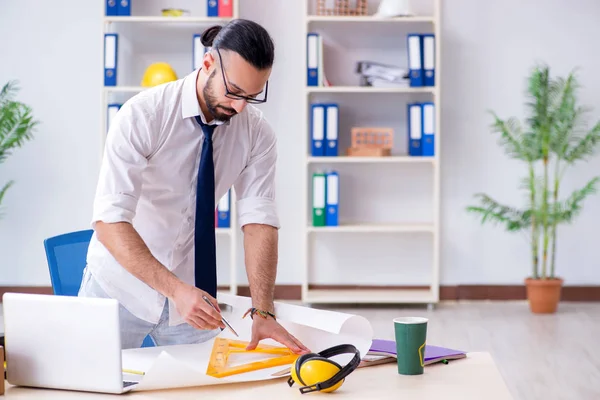 Architetto che lavora nel suo studio su un nuovo progetto — Foto Stock