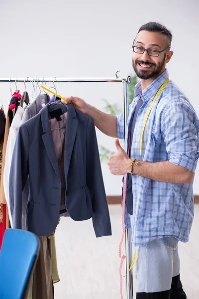 Tailleur masculin travaillant dans l'atelier sur les nouveaux modèles — Photo