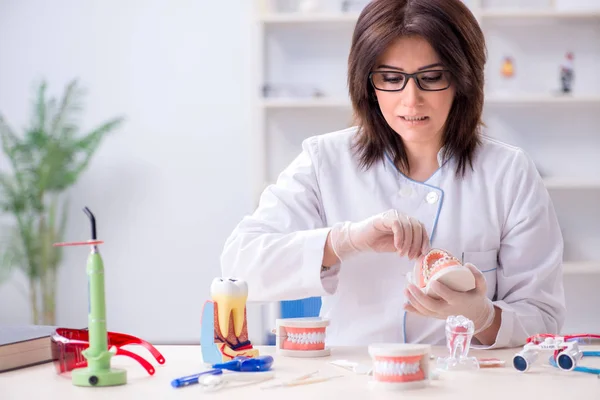 Mujer dentista trabajando en implantes dentales — Foto de Stock