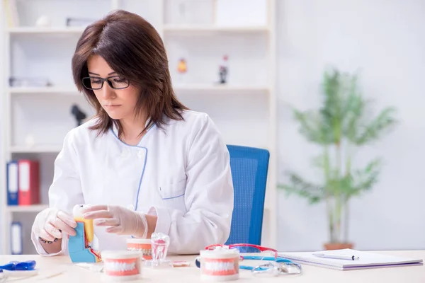 Mujer dentista trabajando en implantes dentales —  Fotos de Stock