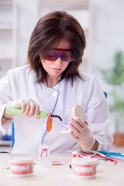 Žena zubař pracuje na zuby implantát — Stock fotografie