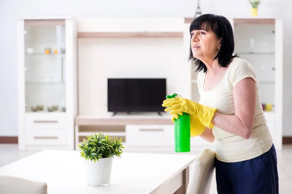 Vecchia donna matura stanca dopo le faccende domestiche — Foto Stock