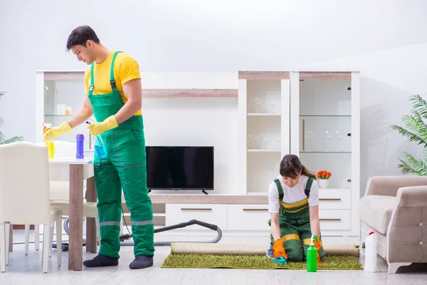 집에서 일하는 전문 청부업자들을 청소하는 일 — 스톡 사진