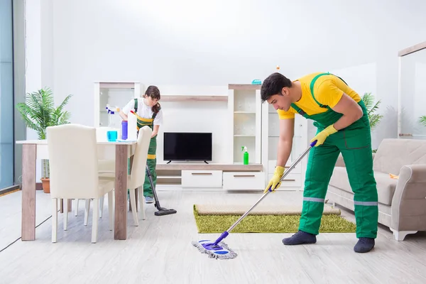Limpieza de contratistas profesionales que trabajan en casa — Foto de Stock