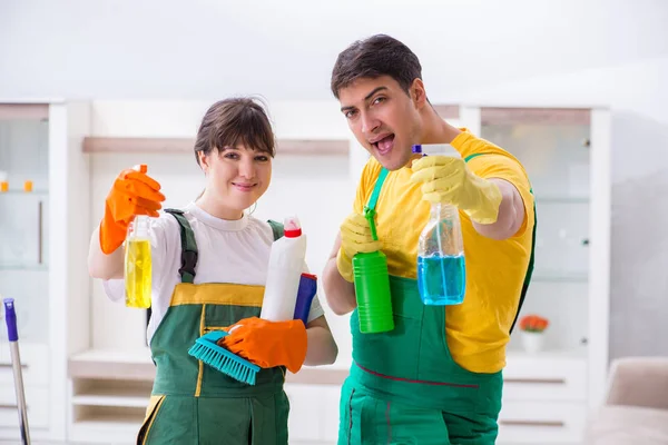 Schoonmaken van professionele aannemers die thuis werken — Stockfoto