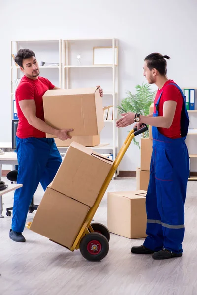 Två entreprenörer anställda flyttar personliga tillhörigheter — Stockfoto