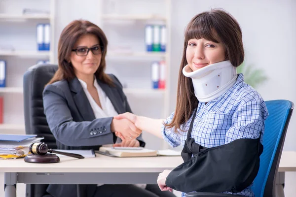 Verletzter Mitarbeiter sucht Anwalt auf, um sich über Versicherung beraten zu lassen — Stockfoto