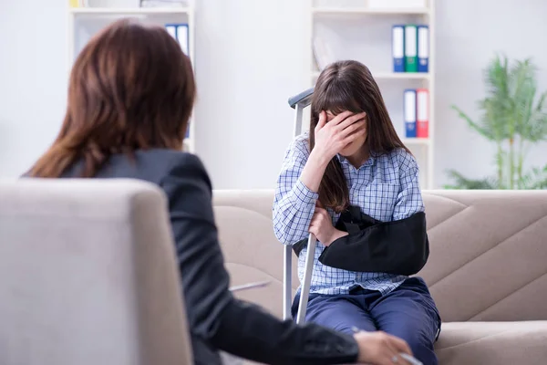 Injured woman visiting phychologist for advice — Stock Photo, Image