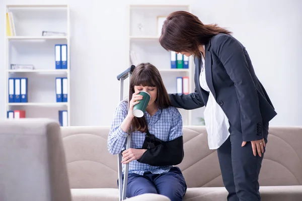 Mulher ferida visitando o fitologista para aconselhamento — Fotografia de Stock