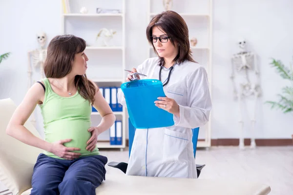 Zwangere vrouw op bezoek bij arts voor regelmatige controle — Stockfoto