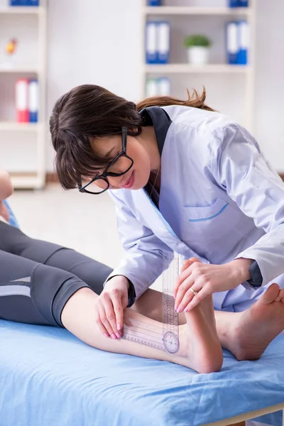 Médecin contrôlant la flexibilité articulaire avec goniomètre — Photo