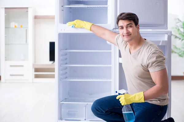 Homme nettoyage réfrigérateur dans le concept d'hygiène — Photo