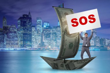 İş adamı teknedeki SOS mesajı için yardım istiyor.