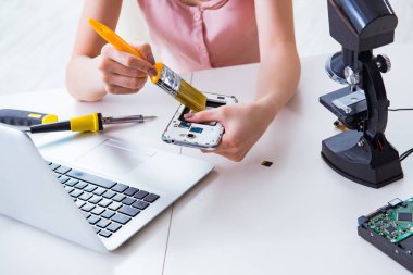 Atölyede cep telefonu tamiri