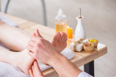 Tıbbi kaplıcada ayak masajı