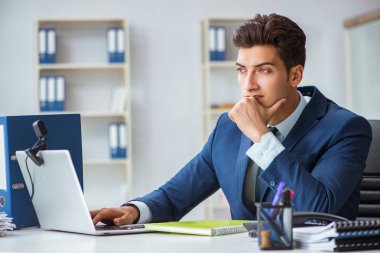 Ofiste çalışan genç bir yardım görevlisi.